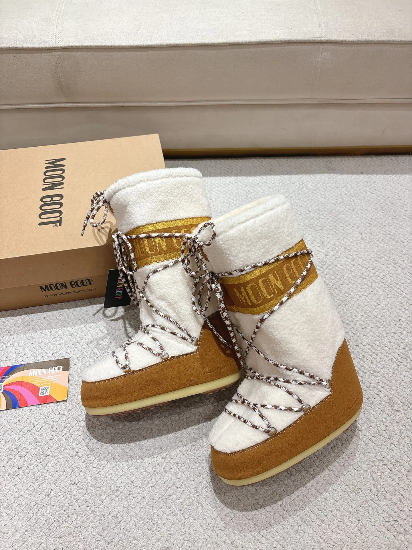 p680 [Exclusive top quality | New upgraded version] ✨A must-buy in winter 2025! Moon Boot moon snow boots - the ultimate warm weapon for fashionistas ❄️ Forget UGG! This winter🔥The "ugly Big Mac" that dominates the streets is here~ 👢The same Y2K retro style from Paris Hilton and Beckham is back! 4cm taller inside ✨ Invisible leg lift · Extremely slimming 👌 Fluffy and soft but not bloated, instantly show off your sense of style when put on your feet 🦋 The same style for both men and women | Can be worn by both men and women | Regardless of left or right foot!  ❄️Maximum thermal insulation power｜No pressure for fun in the snow 💫Trendy style code｜Easily achieve the Millennial hot girl style Say goodbye to ordinary snow boots ~ This winter you need to be warm and rusty! 🌟 #MoonBoot snow boots #winter hot style #瞞小similar style #millennium style wear ❶Fabric: original custom/cowhide/woven wool/high mercerized waterproof cloth ❷Inner: original 100% silk cotton liner ❸Feet: original 100% silk cotton liner ❹Outsole: original molded two-color non-slip outsole ❺Sole thickness: 4cm (including inner**) ❻Number of codes: 35-40 (41. Customized) ❼Packaging: Original full set of packaging ☀Color: Official website updated simultaneously